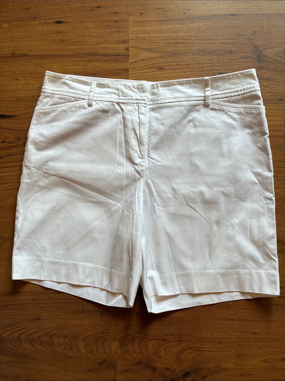 EUC Talbots White The Perfect Short Women's Bermuda 7” Shorts